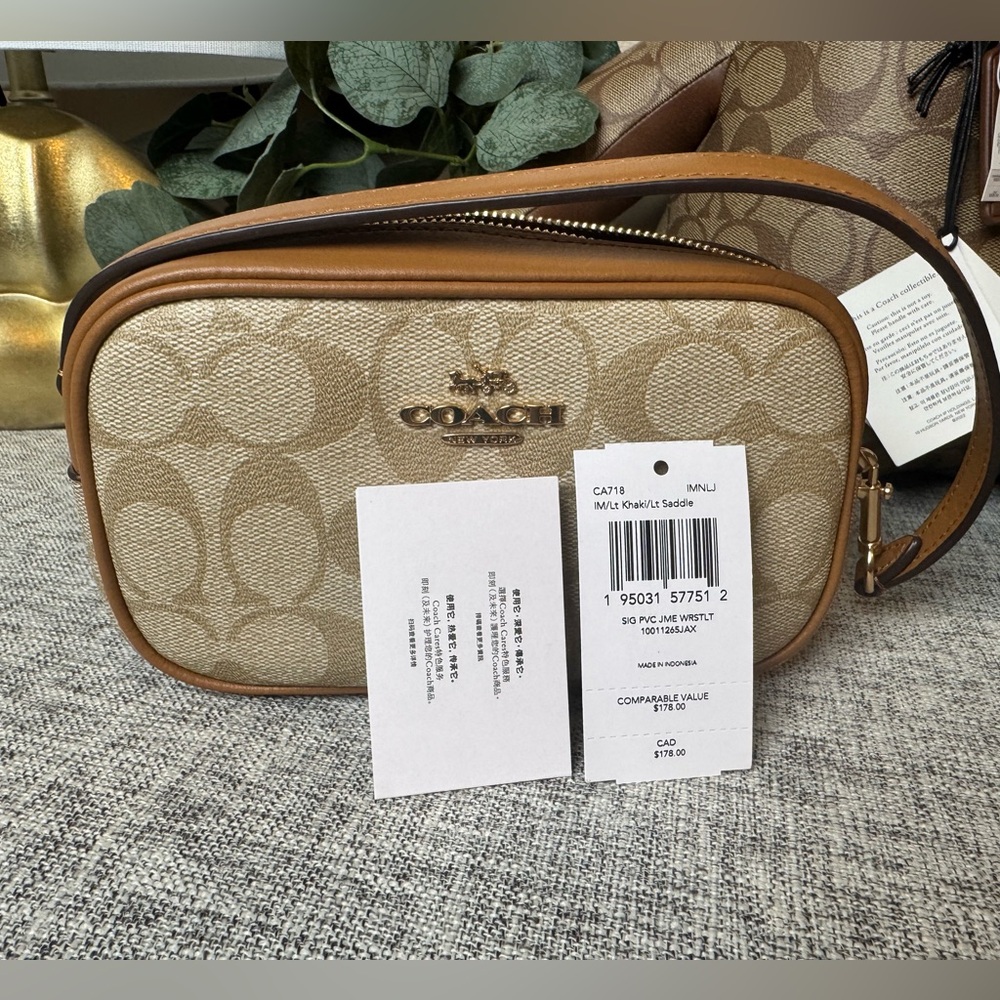 $119 COACH Jamie wristlet light khaki Signature canvas
